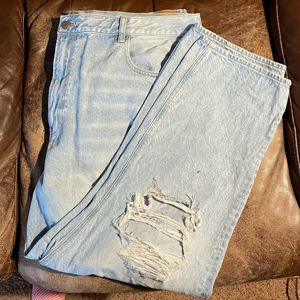 Light Wash Ripped Mom Jeans